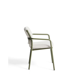 Silla apilable de exterior Linosa en aluminio verde con cojín beige.