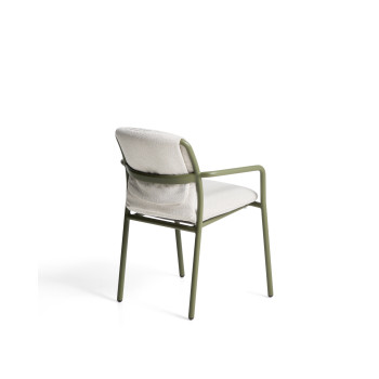 Silla apilable de exterior Linosa en aluminio verde con cojín beige.