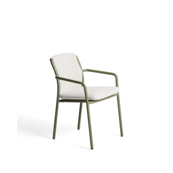 Silla apilable de exterior Linosa en aluminio verde con cojín beige.