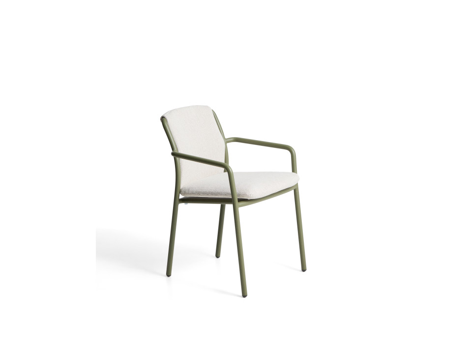 Silla apilable de exterior Linosa en aluminio verde con cojín beige.