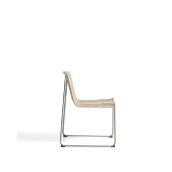 Silla apilable Tavari en cuerda sintética beige y acero inoxidable AISI 304 con efecto cepillado.
