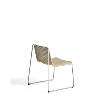 Silla apilable Tavari en cuerda sintética beige y acero inoxidable AISI 304 con efecto cepillado.