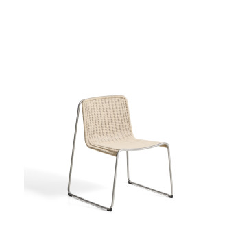 Silla apilable Tavari en cuerda sintética beige y acero inoxidable AISI 304 con efecto cepillado.
