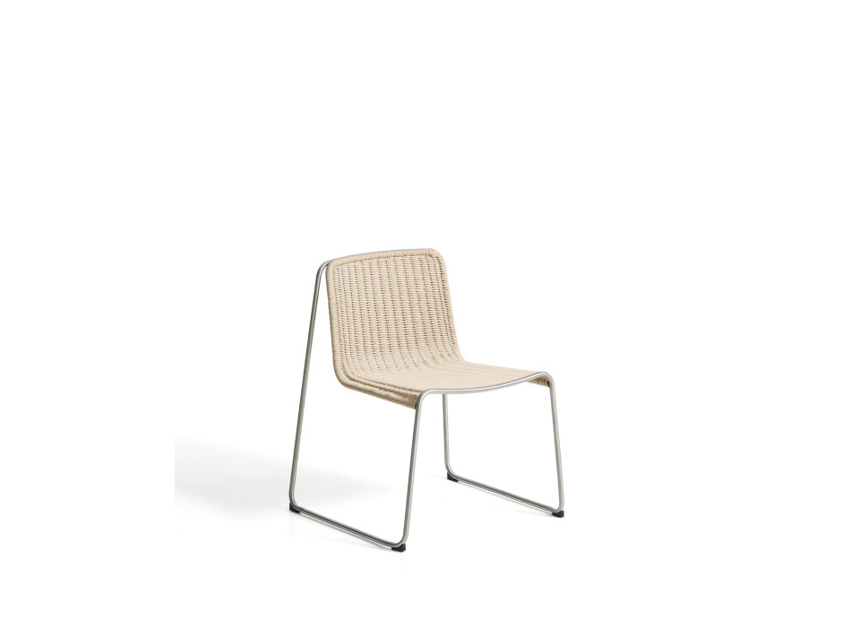 Silla apilable Tavari en cuerda sintética beige y acero inoxidable AISI 304 con efecto cepillado.