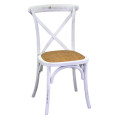 Silla de madera con diseño cruzado y asiento tejido Vacchetti apilable en color blanco antiguo.