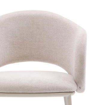 Silla Maina en color beige con patas de acero y acabado beige Crédito FSC Mixto