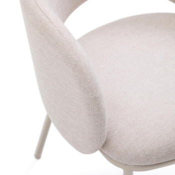 Silla Maina en color beige con patas de acero y acabado beige Crédito FSC Mixto