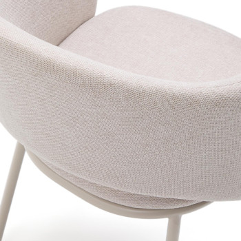 Silla Maina en color beige con patas de acero y acabado beige Crédito FSC Mixto