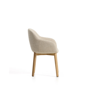 Silla Meila con reposabrazos de chenilla beige y patas de roble macizo con acabado natural.