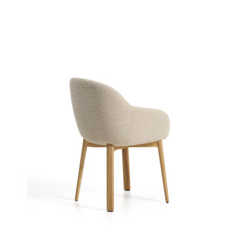Silla Meila con reposabrazos de chenilla beige y patas de roble macizo con acabado natural.