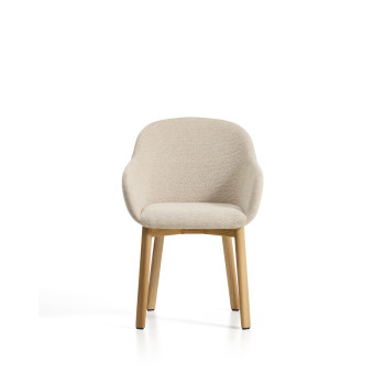Silla Meila con reposabrazos de chenilla beige y patas de roble macizo con acabado natural.