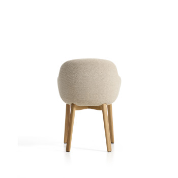 Silla Meila con reposabrazos de chenilla beige y patas de roble macizo con acabado natural.