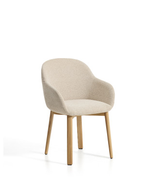 Silla Meila con reposabrazos de chenilla beige y patas de roble macizo con acabado natural.