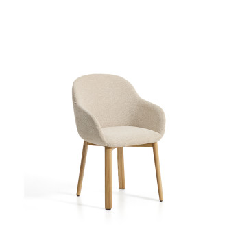 Silla Meila con reposabrazos de chenilla beige y patas de roble macizo con acabado natural.