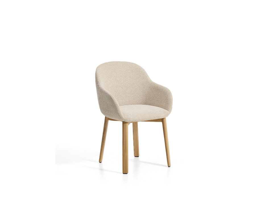 Silla Meila con reposabrazos de chenilla beige y patas de roble macizo con acabado natural.