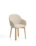 Silla Meila con reposabrazos de chenilla beige y patas de roble macizo con acabado natural.