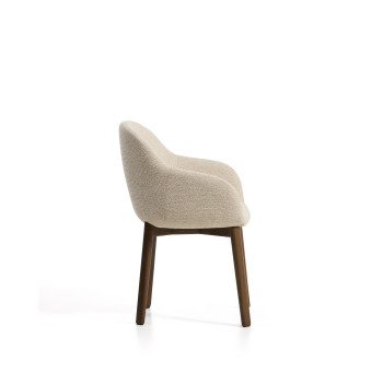 Silla Meila con reposabrazos de chenilla beige y patas de roble macizo con acabado en nogal.