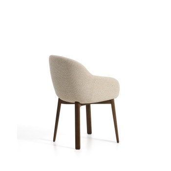 Silla Meila con reposabrazos de chenilla beige y patas de roble macizo con acabado en nogal.
