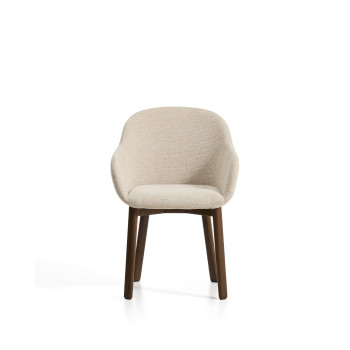 Silla Meila con reposabrazos de chenilla beige y patas de roble macizo con acabado en nogal.