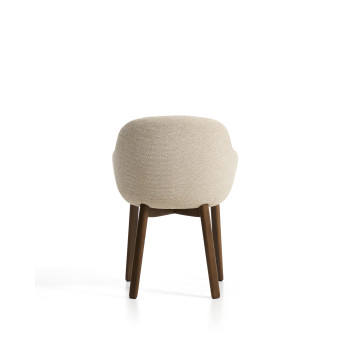 Silla Meila con reposabrazos de chenilla beige y patas de roble macizo con acabado en nogal.