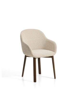 Silla Meila con reposabrazos de chenilla beige y patas de roble macizo con acabado en nogal.