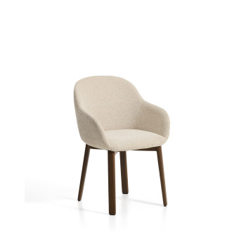 Silla Meila con reposabrazos de chenilla beige y patas de roble macizo con acabado en nogal.