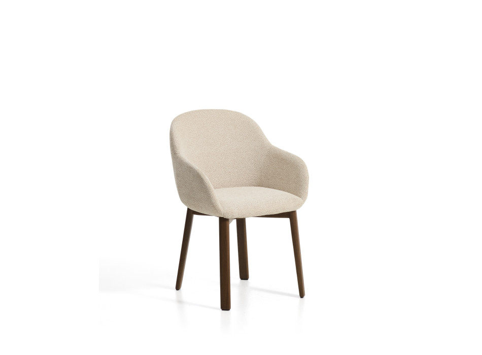 Silla Meila con reposabrazos de chenilla beige y patas de roble macizo con acabado en nogal.