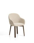 Silla Meila con reposabrazos de chenilla beige y patas de roble macizo con acabado en nogal.