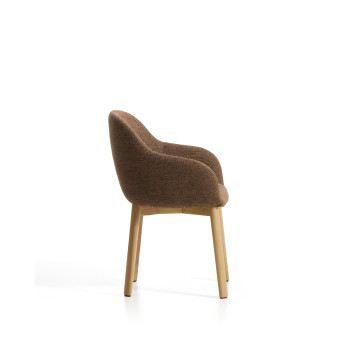 Silla Meila con reposabrazos de chenilla color terracota y patas de roble macizo con acabado natural.