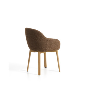 Silla Meila con reposabrazos de chenilla color terracota y patas de roble macizo con acabado natural.