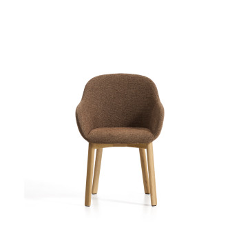 Silla Meila con reposabrazos de chenilla color terracota y patas de roble macizo con acabado natural.