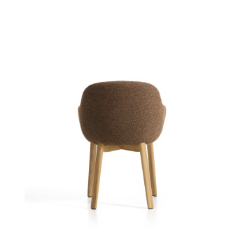 Silla Meila con reposabrazos de chenilla color terracota y patas de roble macizo con acabado natural.