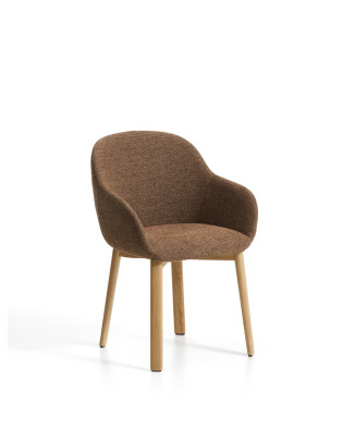Silla Meila con reposabrazos de chenilla color terracota y patas de roble macizo con acabado natural.