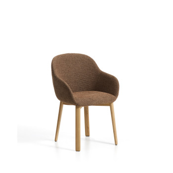Silla Meila con reposabrazos de chenilla color terracota y patas de roble macizo con acabado natural.