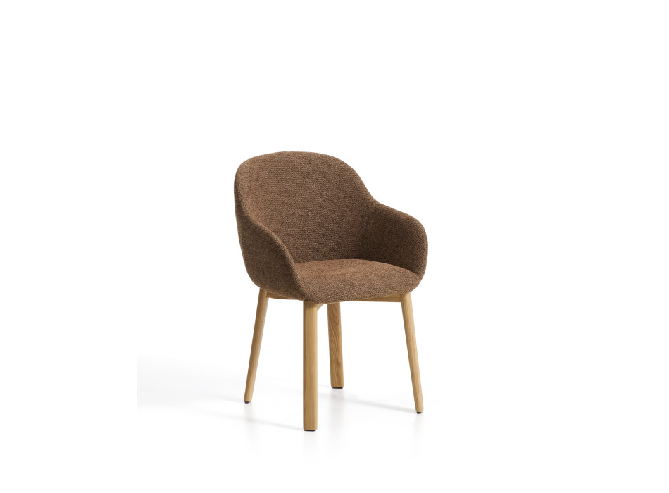 Silla Meila con reposabrazos de chenilla color terracota y patas de roble macizo con acabado natural.