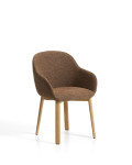 Silla Meila con reposabrazos de chenilla color terracota y patas de roble macizo con acabado natural.