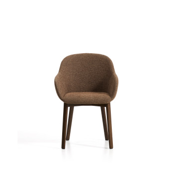 Silla Meila con reposabrazos de chenilla color terracota y patas de roble macizo con acabado en nogal.