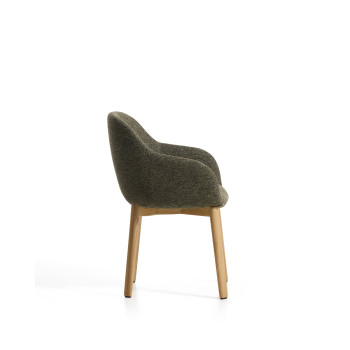 Silla Meila con reposabrazos de chenilla verde y patas de roble macizo con acabado natural.
