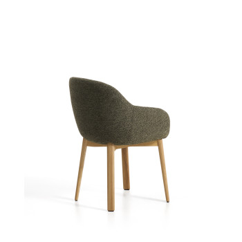 Silla Meila con reposabrazos de chenilla verde y patas de roble macizo con acabado natural.