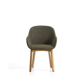 Silla Meila con reposabrazos de chenilla verde y patas de roble macizo con acabado natural.