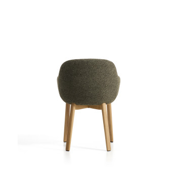 Silla Meila con reposabrazos de chenilla verde y patas de roble macizo con acabado natural.