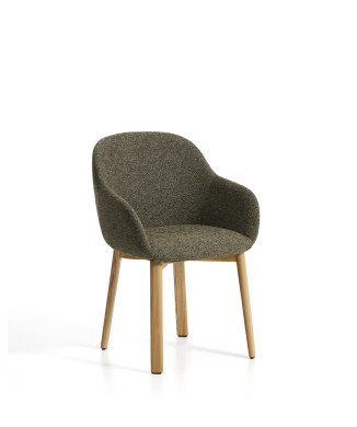 Silla Meila con reposabrazos de chenilla verde y patas de roble macizo con acabado natural.