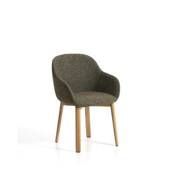 Silla Meila con reposabrazos de chenilla verde y patas de roble macizo con acabado natural.