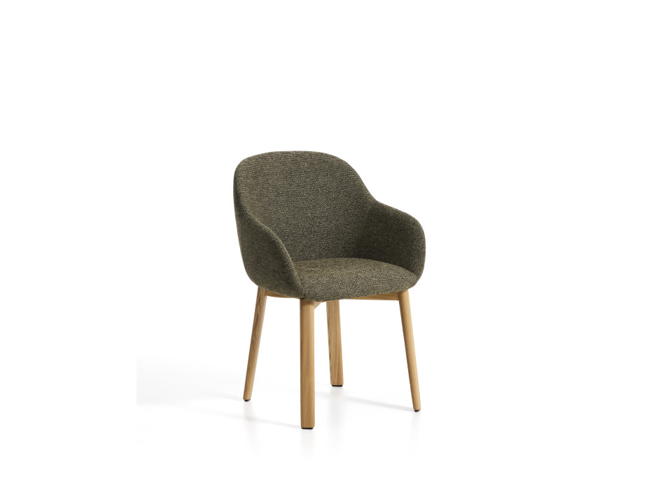 Silla Meila con reposabrazos de chenilla verde y patas de roble macizo con acabado natural.