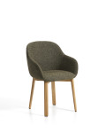 Silla Meila con reposabrazos de chenilla verde y patas de roble macizo con acabado natural.