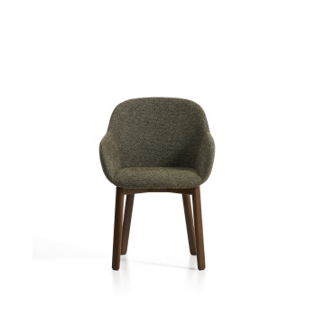 Silla Meila con reposabrazos de chenilla verde y patas de roble macizo con acabado en nogal.