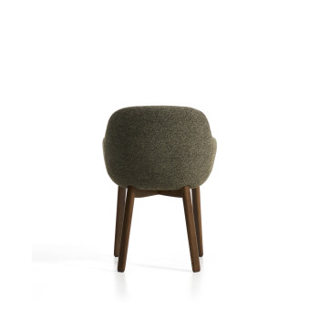 Silla Meila con reposabrazos de chenilla verde y patas de roble macizo con acabado en nogal.