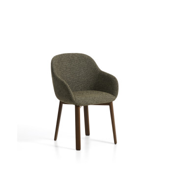 Silla Meila con reposabrazos de chenilla verde y patas de roble macizo con acabado en nogal.