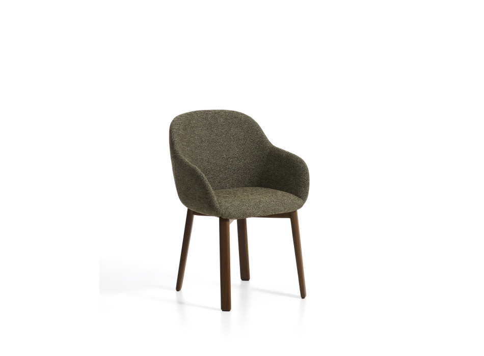 Silla Meila con reposabrazos de chenilla verde y patas de roble macizo con acabado en nogal.