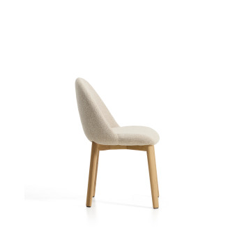 Silla Meila en chenilla beige y patas de roble macizo con acabado natural.